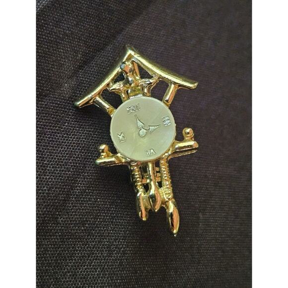 Vintage Collectible Pin CooCoo Cuckoo Clock Design Gold Tone 1.5" - Picture 1 of 8